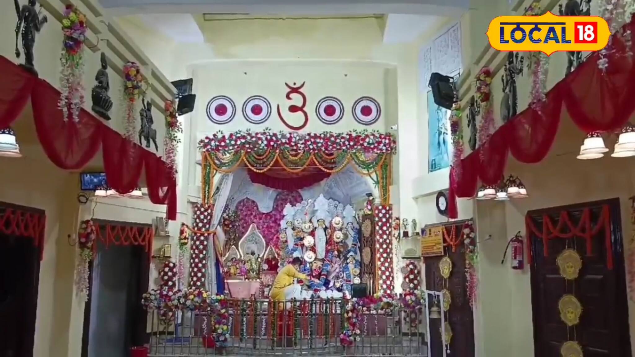 Darjeeling Durga Puja 2024: কাঁধে চেপে দার্জিলিং শহর পরিক্রমা করেন স্বয়ং দেবী দুর্গা! কোথায় জানেন?