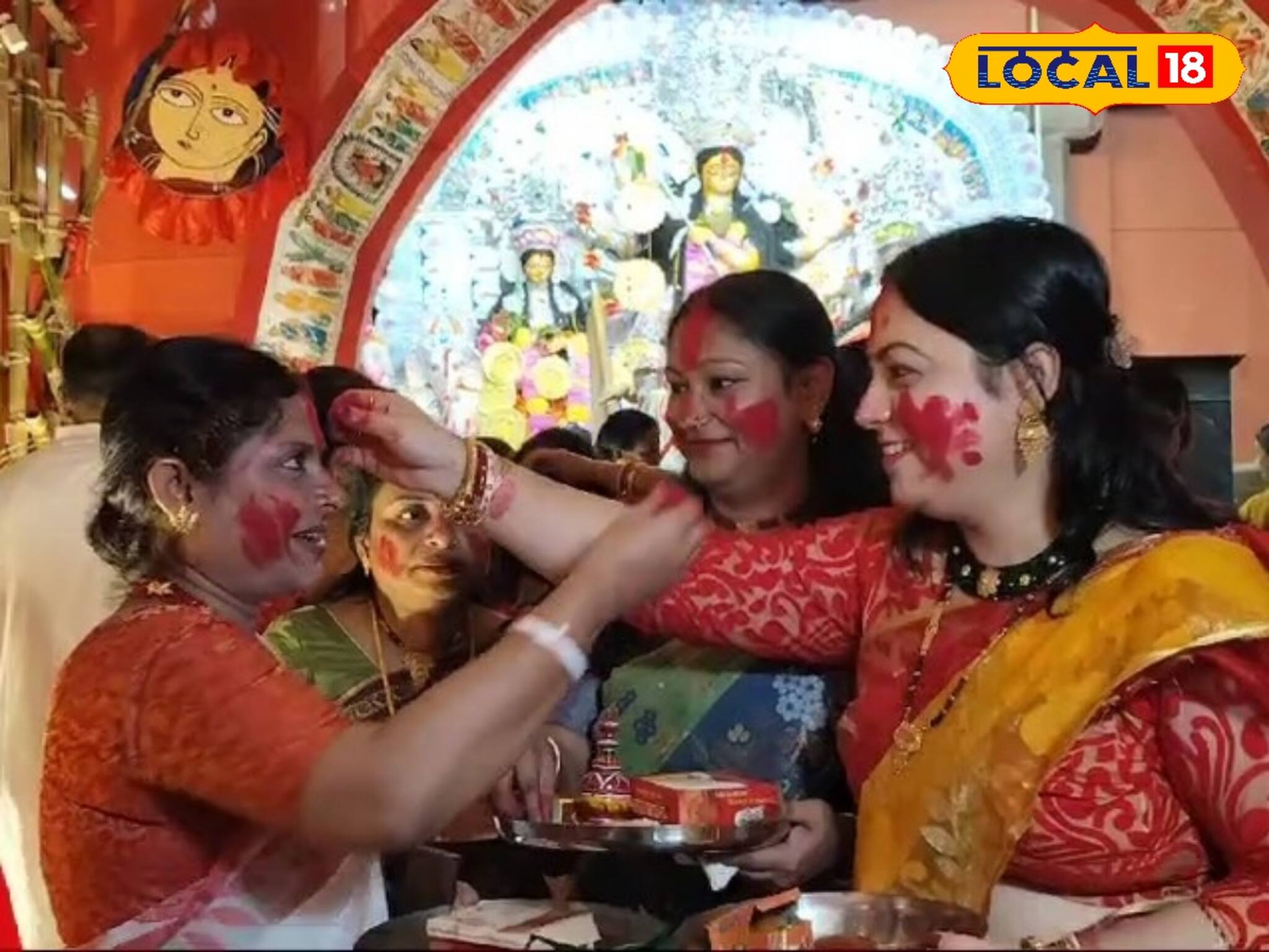 সিঁদুর খেলায় দেবীকে বিদায়, শিলিগুড়িতে নাচে-গানে দশমী উদযাপন