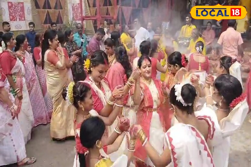 সিঁদুর খেলতে এসে উমা চক্রবর্তী জানান, ' আজ মাকে বিদায় জানানোর পালা ৷ স্বাভাবিকভাবেই মন ভারাক্রান্ত ৷ তা সত্ত্বেও আমরা সিঁদুর খেলার মধ্য দিয়ে আনন্দ করছি ৷ মাকে বিদায় জানাচ্ছি ৷ সেই সঙ্গে আগামী বছর আরও ভালো করে যাতে পুজো করতে পারি সেই আশীর্বাদ চেয়ে নিচ্ছি মায়ের কাছে ৷'