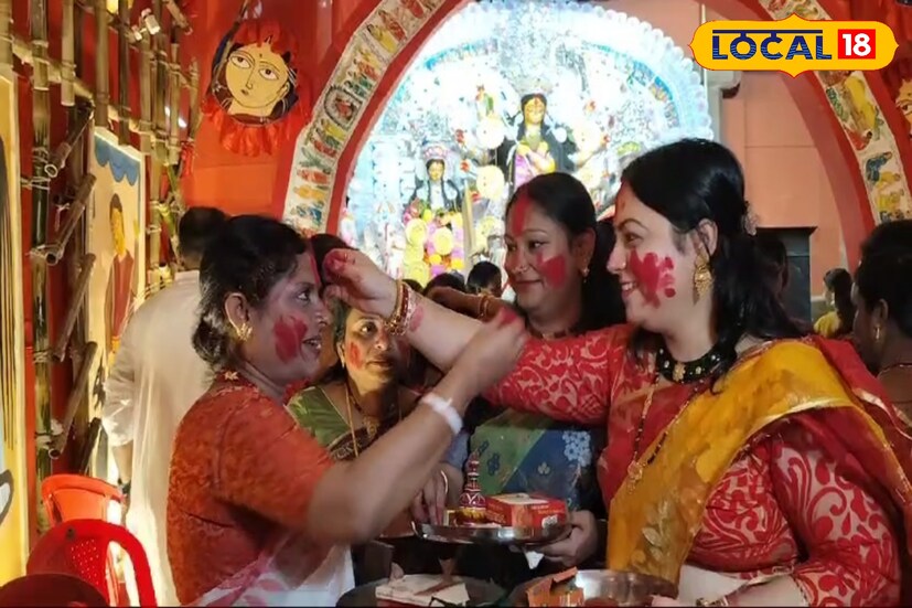 আজ দশমী। ভারাক্রকান্ত মনে ঘরের মেয়ে উমাকে বিদায় দেওয়ার পালা ৷ তাই তো সকাল থেকে মনভার আপামর বাঙালির ৷ রীতি তো মানতেই হয়, তাই সিঁদুর খেলা ও দেবী বরণের মধ্যে দিয়ে ঘরের মেয়েকে কৈলাশে পাঠানোর তোড়জোড় শুরু হয়ে গিয়েছে ।