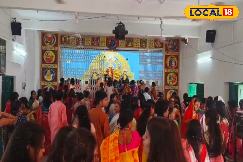 কারণ, এখানে দুর্গা প্রতিমাকে নিরঞ্জনের আগে নিয়ে যাওয়া হয় হাসপাতালে। ঘট বিসর্জনের পর এলাকাবাসীরা সিঁদুর খেলায় মেতে ওঠেন। কিন্তু তারপর নিরঞ্জন ঘাটে নিয়ে যাওয়া হয় না প্রতিমা। নিয়ে যাওয়া হয় হাসপাতালে।