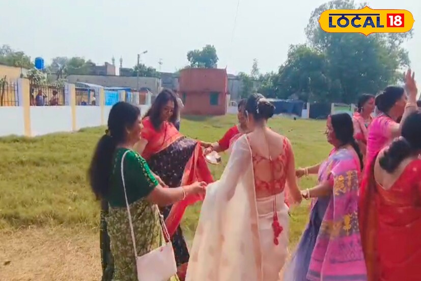 আসানসোলের ডিসেরগড়ের সাকতোরিয়া কলোনির দুর্গাপুজো। জেলার বড় বড় পুজোগুলির কাছে এই পুজো নেহাতই ছোট কিন্তু বিশেষ নিয়মের জন্য এই পুজো অনন্য।