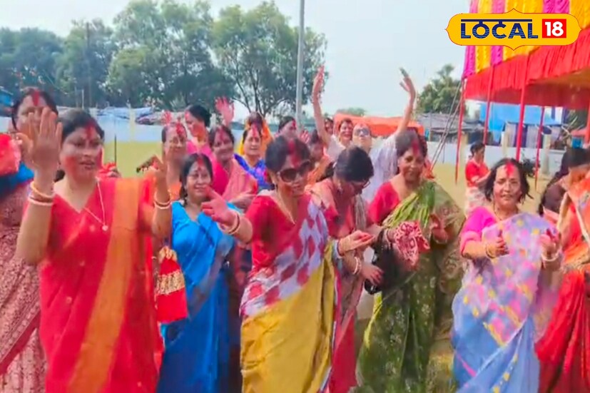 পুজো উদ্যোক্তারা বলছেন, দুর্গাপুজো মানুষের উৎসবের সময়। এই সময় মানুষ বিভেদ, অশান্তি সব ভুলে এক হয়ে যান। অথচ যারা চিকিৎসার জন্য হাসপাতালে থাকেন, তারা আনন্দ তো দূরের কথা, দেবী দর্শনও করতে পারেন না। তাদের সেই সুযোগ করে দিতে পুজো উদ্যোক্তারা বহু বছর ধরে এই নিয়ম চালিয়ে আসছেন।