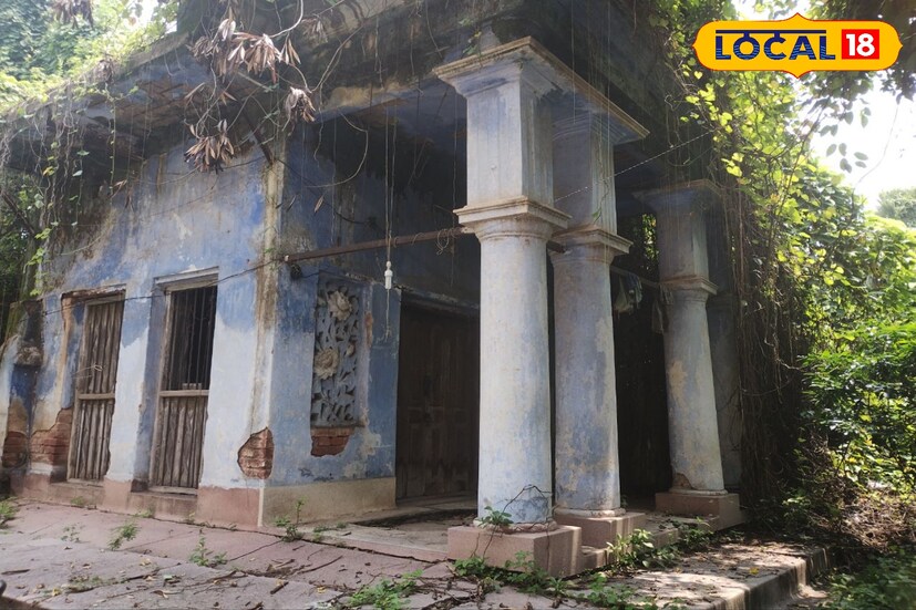বাঁকুড়া শহরের মুখোপাধ্যায়দের বিখ্যাত জগদ্ধাত্রী মায়ের কক্ষ আজ ভগ্নপ্রায়। মুখোপাধ্যায় বাড়ি এখন প্রায় ফাঁকাই বলা চলে।