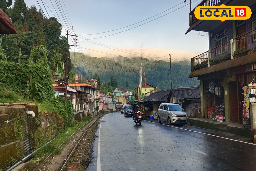 সোমবার দার্জিলিং, কালিম্পং, আলিপুরদুয়ার , জলপাইগুড়ি এবং কোচবিহার এই পাঁচ জেলায় হালকা থেকে মাঝারি বৃষ্টিপাতের সম্ভাবনা। উত্তরবঙ্গের ৫ জেলায় বৃষ্টির পূর্বাভাস রয়েছে । আপাতত কোন সতর্কতা জারি নেই।