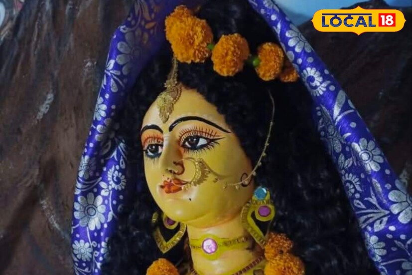 পণ্ডিত দামোদর চক্রবর্তী জানিয়েছেন, লক্ষ্মী দেবী বীজ মন্ত্র পাঠ করলে অর্থ লাভের পথের সমস্ত বাধা দূর হয়। তবে পদ্মবীজের মালায় পাঠ করা উচিত। মন্ত্র-- ওম শ্রীং হৃীং শ্রীং কমলে কমলালয়ে প্রসীদ প্রসীদ শ্রীং হৃীং শ্রীং ওম মহালক্ষ্মী নমঃ।