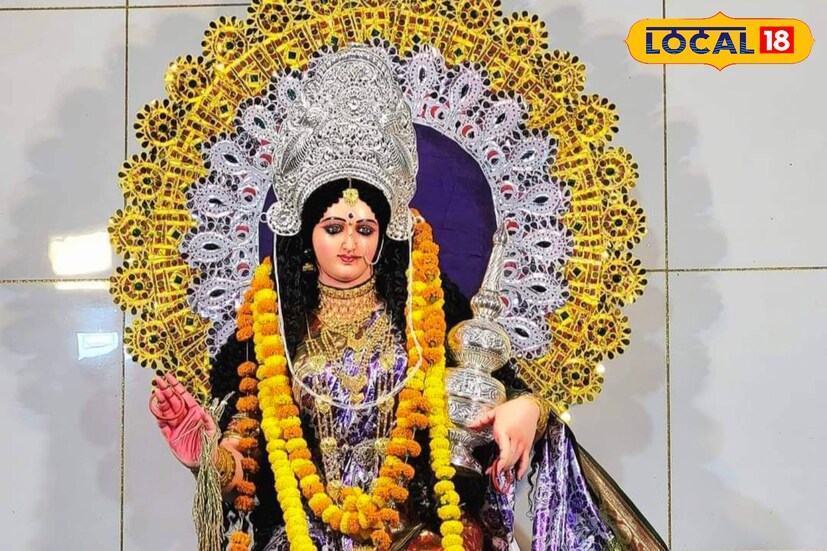 তিনি জানিয়েছেন, যদি ঋণ থেকে মুক্তি চান, তাহলে লক্ষ্মী পুজোর দিন থেকে এই মন্ত্রটি জপ করা শুরু করে দিন। প্রত্যেকদিন, বিশেষ করে শুক্রবার ১০৮ বার এই মন্ত্র জপ করতে হবে-- ওম হৃীং শ্রী ক্রীং ক্লীং শ্রী লক্ষ্মী কুবেরায় মম গৃহে ধন পূরয়ে পূরয়ে নমঃ।