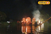 নৌকায় প্রতিমা, সামনে চলছে আতবাজির রোশনাই, অভিনব নিরঞ্জনে উপচে পড়া ভিড় হাওড়ায়