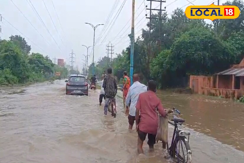 গত বুধবার রাত থেকে বজ্রবিদ্যুৎ সহ ভারী বৃষ্টিতে বিপর্যস্ত শহর দুর্গাপুর। দুর্গাপুর পুরসভার অন্তর্গত একাধিক ওয়ার্ড জলমগ্ন। অলিগলির ভেতর দিয়ে বয়ে যাচ্ছে প্রবল জনস্রোত।