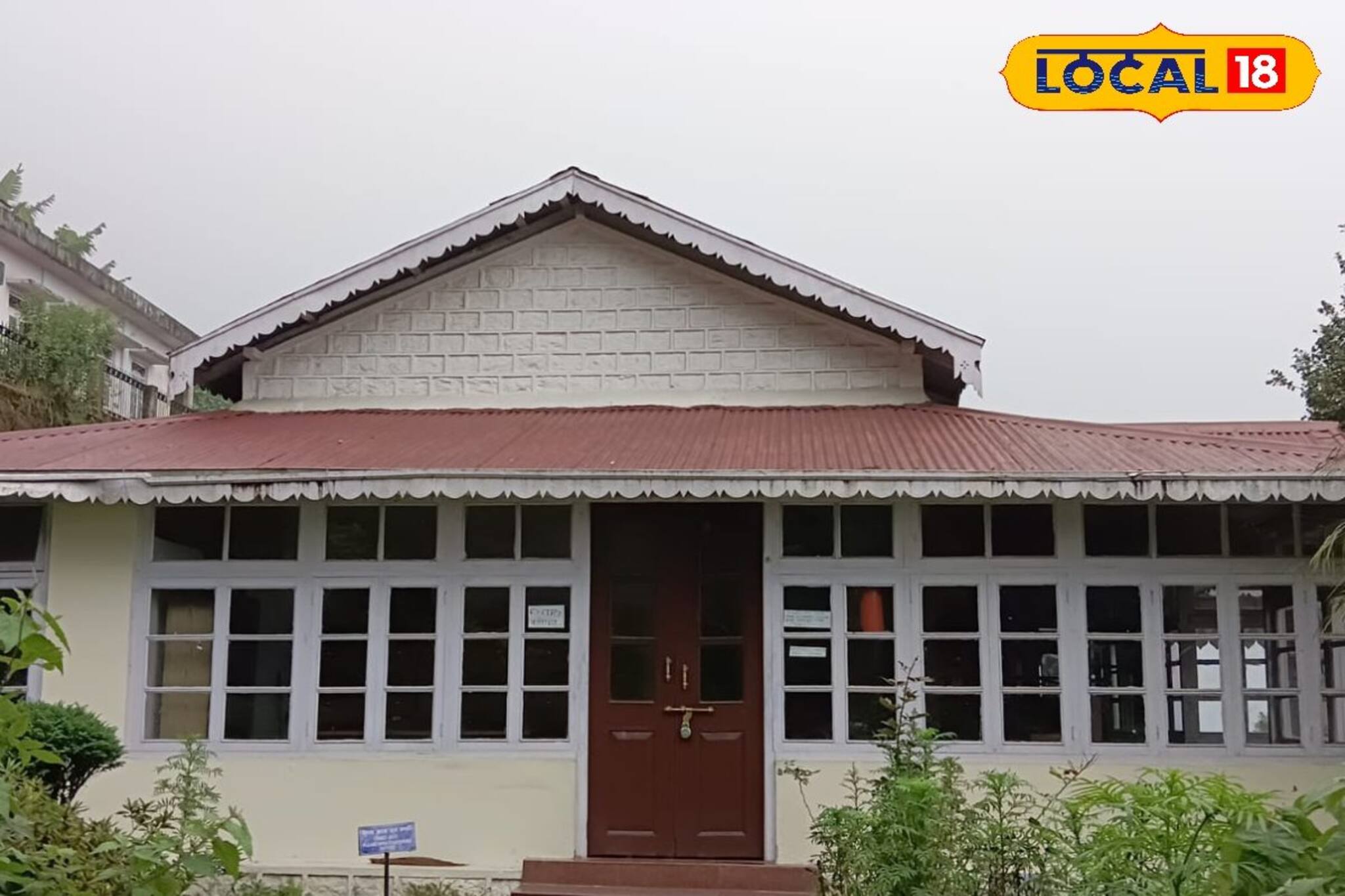 দার্জিলিংয়ের গিদ্দা পাহাড়ে এই কাঠের বাংলোটি কার জানেন? নামটা শুনলে গর্ব হবে!