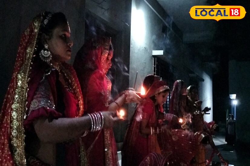 চাঁদের পুজোর পাশাপাশি এই ব্রত দেখতে ভিড় জমান এলাকাবাসীরা 