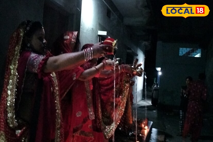 বিশেষ করে নতুন বিবাহিত স্ত্রীদের করবা চৌথ পালন করতে বেশি দেখা যায় 