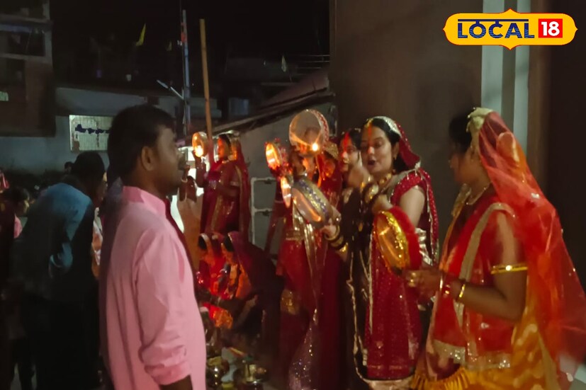 স্ত্রীদের নতুন বস্ত্র পরে বিয়ের কনের মত সাজতে দেখা যায় 