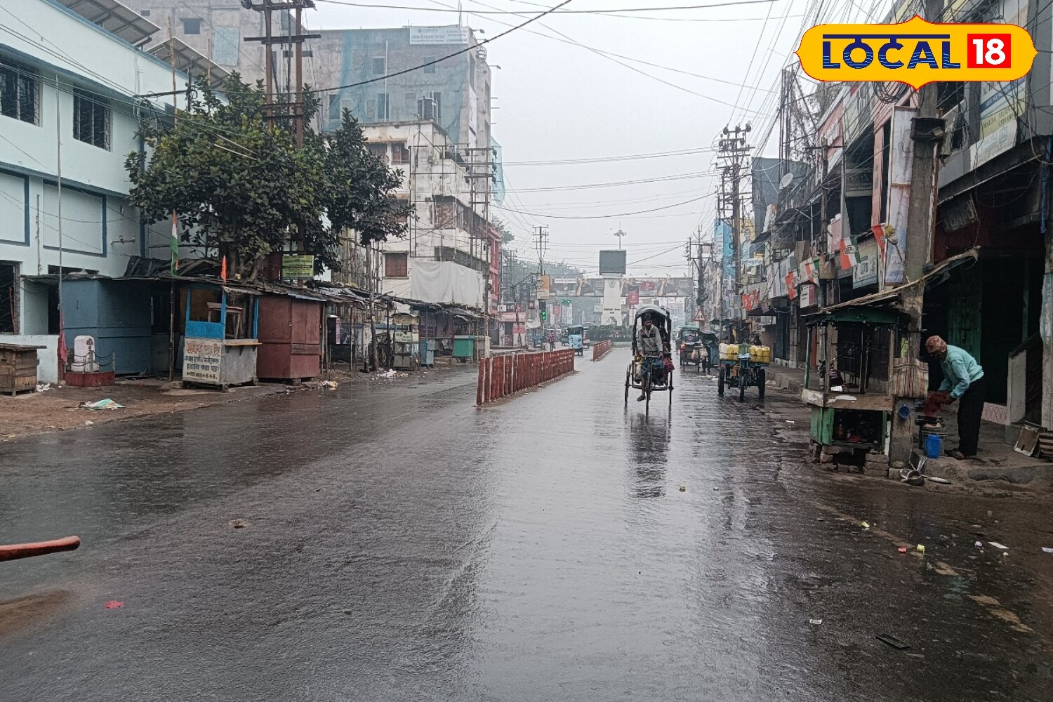 বৃহস্পতিবার ভারী বৃষ্টিপাতের পূর্বাভাস রয়েছে। তবে আবহাওয়ার পরিবর্তন হতে পারে জেলাগুলিতে। বৃষ্টি না হলেও সাধারণত আকাশ মেঘলা থাকবে।