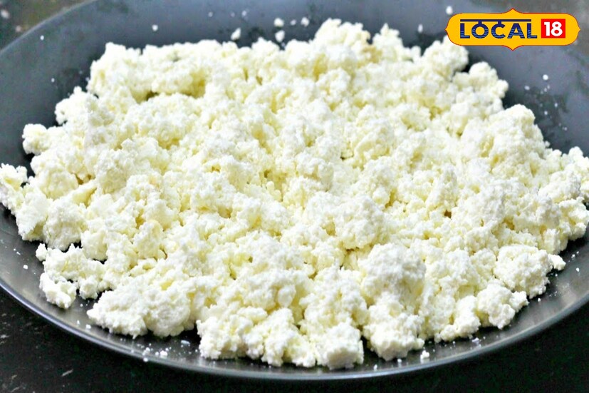 হাড় মজবুত করার জন্য ছানা একটি ভালো বিকল্প হতে পারে। বিশেষজ্ঞদের মতে, ছানায় ক্যালসিয়াম, ম্যাগনেসিয়াম এবং ফসফরাসের মতো উপাদান থাকে যা হাড়ের যত্ন নেয়। দুধ থেকে তৈরি ছানা খাওয়া হাড়ের সঙ্গে সম্পর্কিত ঝুঁকি কমাতে পারে।