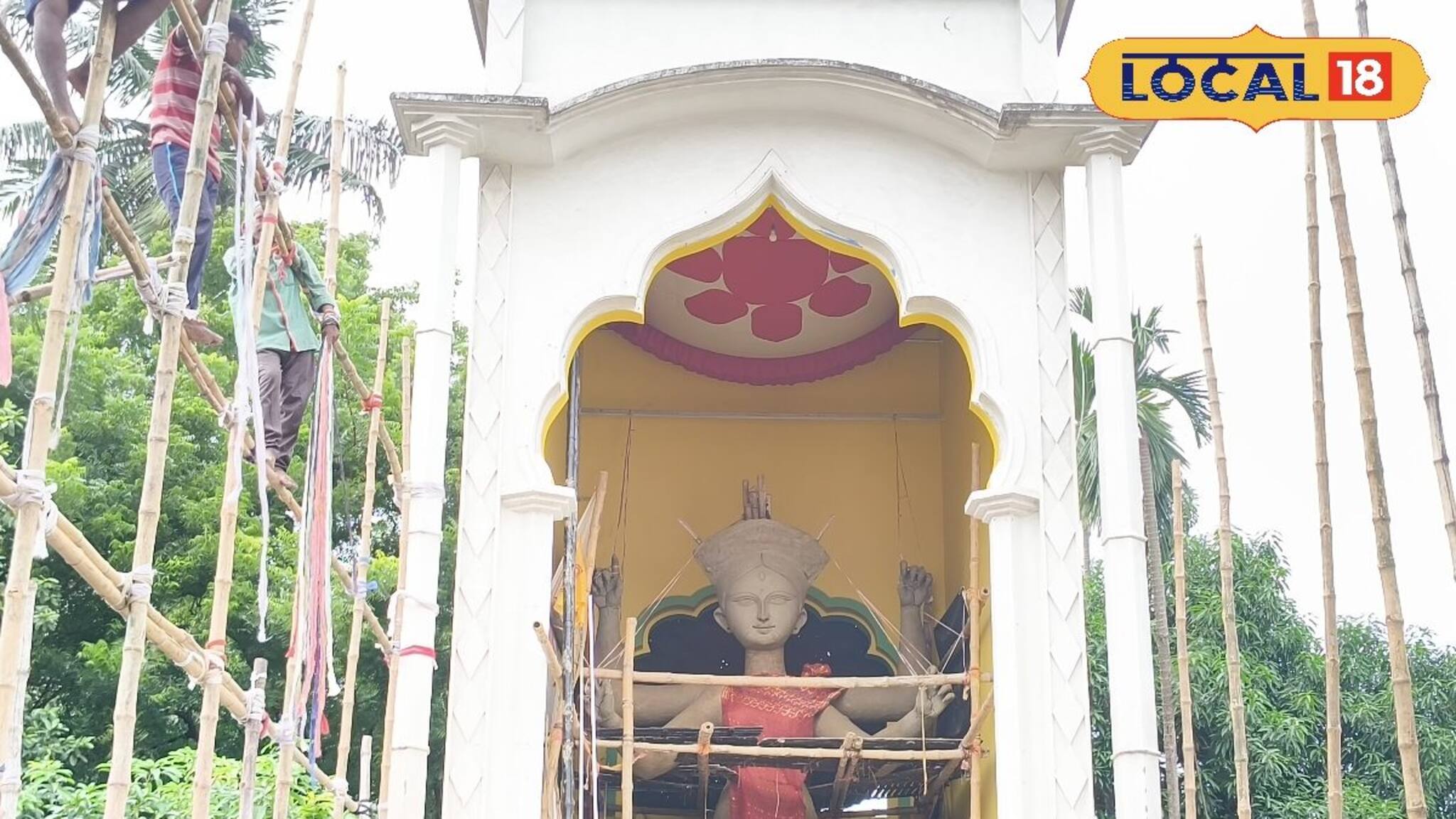 মণ্ডপের ভিতরেই তৈরি হয় প্রতিমা! এই রীতি কোন বিখ্যাত পুজোয় জানেন?