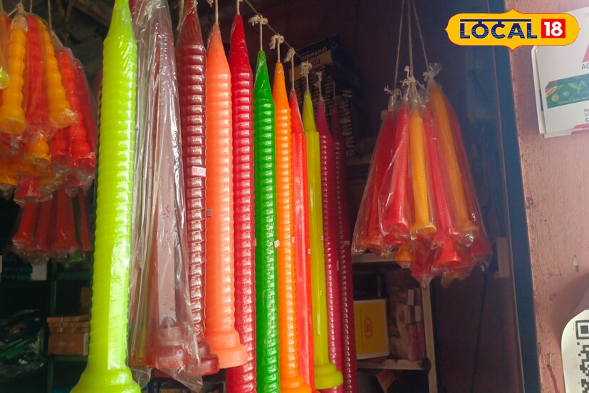 তিনি বলছেন, মোমবাতি জ্বালানোর বাস্তু মতে বিশেষ উপকারিতা হয়েছে। মোমবাতি খুব ধীরগতিতে জ্বলে। ফলে সন্ধ্যেবেলায় বাড়িতে মোমবাতি জ্বালানো হলে সম্পদের স্থিতিশীলতা আসে। সংসারে চাঞ্চল্য পরিস্থিতি দূর হয়।