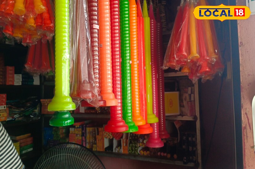 অচিন্ত্যবাবু জানিয়েছেন, মোমবাতি পোড়ার গন্ধে ঘর থেকে অশুভ শক্তি দূর হয়। এছাড়াও তিনি পরামর্শ দিয়েছেন, প্রতিদিন সন্ধ্যায় বাড়ির পূর্ব, উত্তর-পূর্ব এবং দক্ষিণ কোণে মোমবাতি জ্বালানোর জন্য। তারফলে অকাল মৃত্যু, দুঃখ, দুর্দশা সব ঘুচে যাবে। সংসারে নেমে আসবে অপার শান্তি।