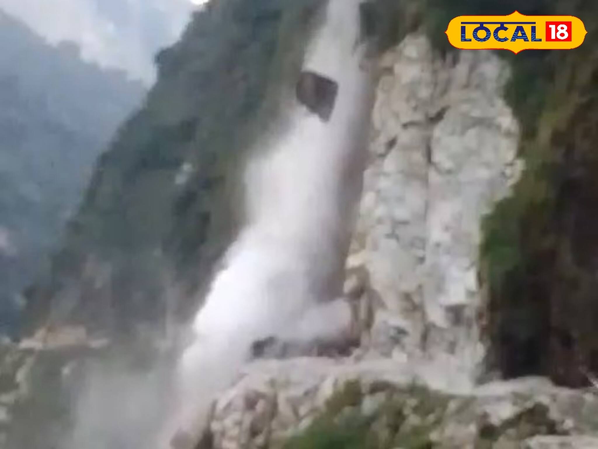 সিকিমে পাহাড়ের উপর থেকে গড়িয়ে পড়ছে বড় বড় পাথর! বিরাট সমস্যায় পর্যটকেরা