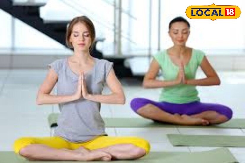 *রোজকার ডায়েটে হেলদি খাবার যেমন- শস্য, স্বাস্থ্যকর চর্বি (আমন্ড , আখরোট) অন্তর্ভুক্ত করুন। সকালের খাবারের সঙ্গে নিয়মিত খেতে পারেন ঘি, নারকেল তেল কিংবা অর্গ্যানিক বাটার। বিশেষ করে যাঁরা সকালে ফল খেতে পারেন না, তাঁদের ক্ষেত্রে এই টোটকা কমাতে পারে হরমোনের ভারসাম্য বিগড়ে যাওয়ার সমস্যা। *রোজকার ডায়েটে হেলদি খাবার যেমন- শস্য, স্বাস্থ্যকর চর্বি (আমন্ড , আখরোট) অন্তর্ভুক্ত করুন। সকালের খাবারের সঙ্গে নিয়মিত খেতে পারেন ঘি, নারকেল তেল কিংবা অর্গ্যানিক বাটার। বিশেষ করে যাঁরা সকালে ফল খেতে পারেন না, তাঁদের ক্ষেত্রে এই টোটকা কমাতে পারে হরমোনের ভারসাম্য বিগড়ে যাওয়ার সমস্যা।