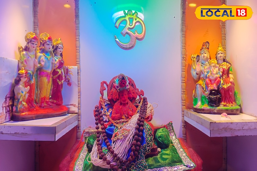 তিনি বলছেন, এই সময় কর্পূরে দুটি লবঙ্গ, দুটি এলাচ, এবং সাত টুকরো দারচিনি সহযোগে হনুমানজির আরতি করলে জীবনের সমস্ত সংকট কেটে যায়। শনির কুপ্রভাব কেটে যায়।