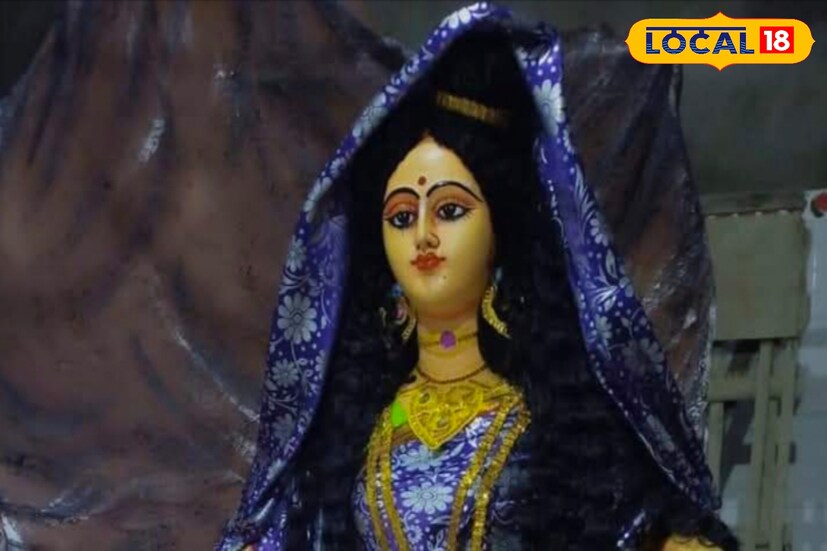 তিনি বলছেন দীপাবলিতে ধনলক্ষ্মী বা লক্ষ্মী দেবীর মূর্তির সামনে সর্ষের তেলের একটি গোলাকার প্রদীপ জ্বালানো উচিত। সেটি অপেক্ষাকৃত বড় হলে ভাল হয়। তার মধ্যে দুটি লবঙ্গ দিয়ে দিলে অর্থ সংকট দূরে চলে যায়।