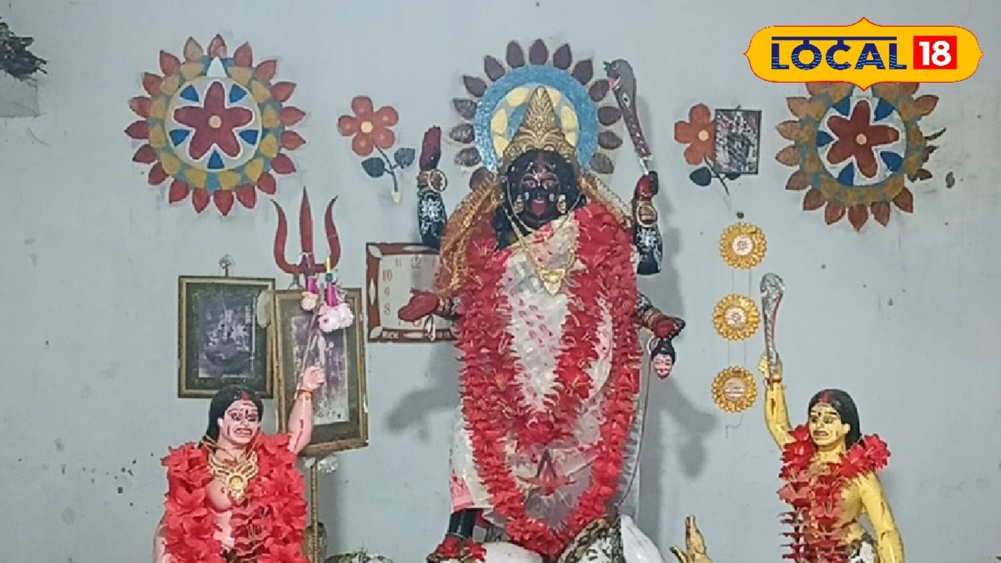 তোর্সা নদীর বাঁধের পাশে ১৫০ বছরের প্রাচীন মন্দিরে চলছে কালীপুজোর প্রস্তুতি