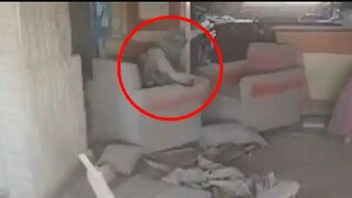 ধ্বংসস্তূপের মধ্যে সোফায় বসে আছেন হামাস প্রধান সিনওয়ার৷ ইজয়ারেলি সেনার প্রকাশিত ভিডিও-র দৃশ্য৷ ধ্বংসস্তূপের মধ্যে সোফায় বসে আছেন হামাস প্রধান সিনওয়ার৷ ইজয়ারেলি সেনার প্রকাশিত ভিডিও-র দৃশ্য৷