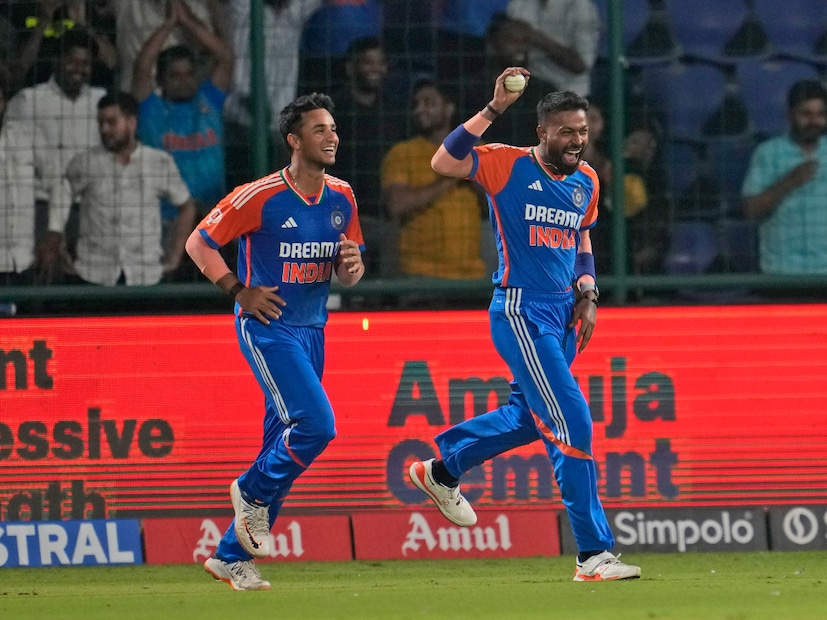 ১৯৩২ সাল থেকে আন্তর্জাতিক ক্রিকেট খেলছে ভারতীয় দল। অতীতে অন্য একাধিক টিমের সাতজন বোলারই উইকেট পাওয়ার নজির থাকলেও ভারতের এই প্রথম। আর সেই রেকর্ড হল বাংলাদেশের বিরুদ্ধে।  (Photo Courtesy- AP)