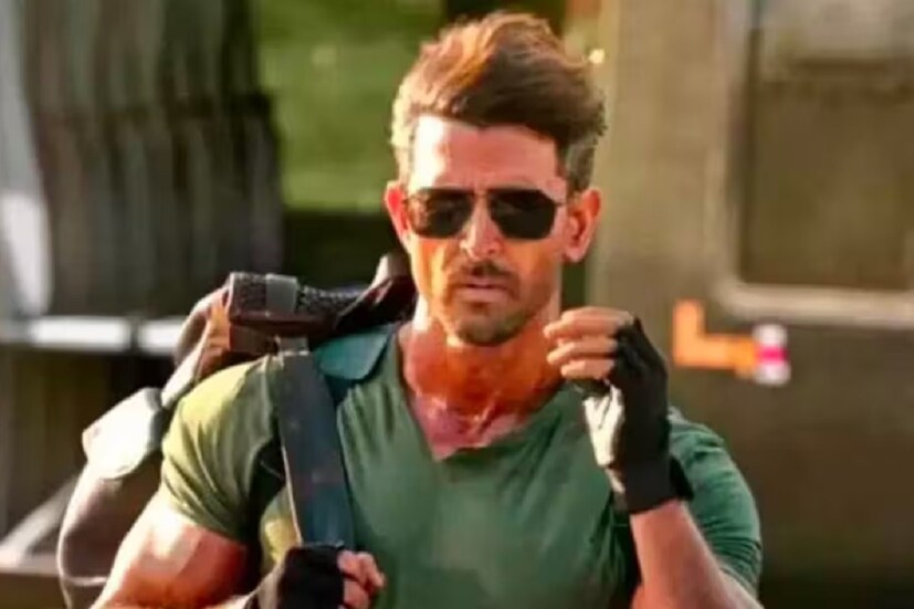 তিনি হৃতিক রোশন। অভিনেতা এবং চলচ্চিত্র পরিচালক রাকেশ রোশনের পুত্র। ‘কহো না পেয়ার হ্যায়’ ছবির হাত ধরে বলিউডে পা রাখেন হৃতিক। তারপর আরব সাগরে অনেক ঢেউ উঠেছে। হৃতিকের কেরিয়ারও কখনও উঠেছে, কখনও পড়েছে। কিন্তু দিনের শেষে তাঁর নামের পাশে রয়েছে অসংখ্য হিট ছবির তালিকা। ২৪ বছর ধরে বলিউডে রাজত্ব করাটা মুখের কথা নয়। এর জন্য শুধু স্টার কিড হলে হয় না, নিজস্ব প্রতিভা লাগে।