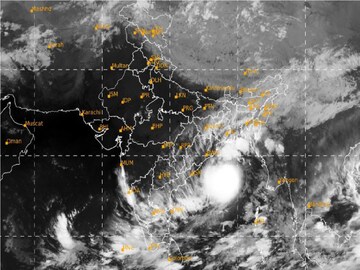 সাগর দ্বীপ থেকে দূরত্ব ৫০০ কিমি!সমুদ্রে ফুঁসছে সাইক্লোন,মিটলেই নামবে ঠান্ডা