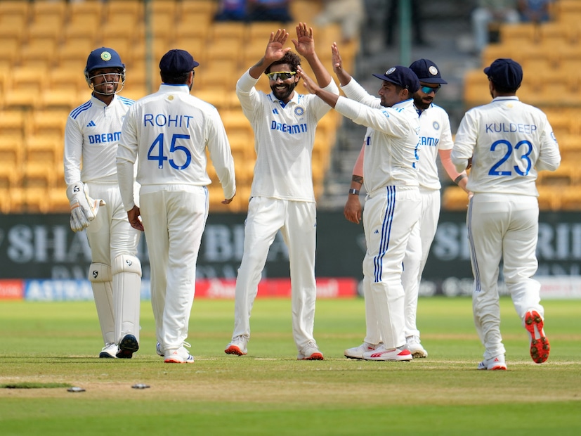কালো মাটির সম্পূর্ণ নেড়া উইকেট হলে প্রথম দিন থেকেই বল ঘোড়ার সম্ভাবনা বেশি। তৃতীয় দিন থেকে স্পিনারদের স্বর্গরাজ্য হয়ে উঠতে পারে পুণের উইকেট। ফলে ঘুর্ণিতেই নিউজিল্যান্ডকে মাত দেওয়ার ফর্মুলা তৈরি করেছে টিম ইন্ডিয়া।