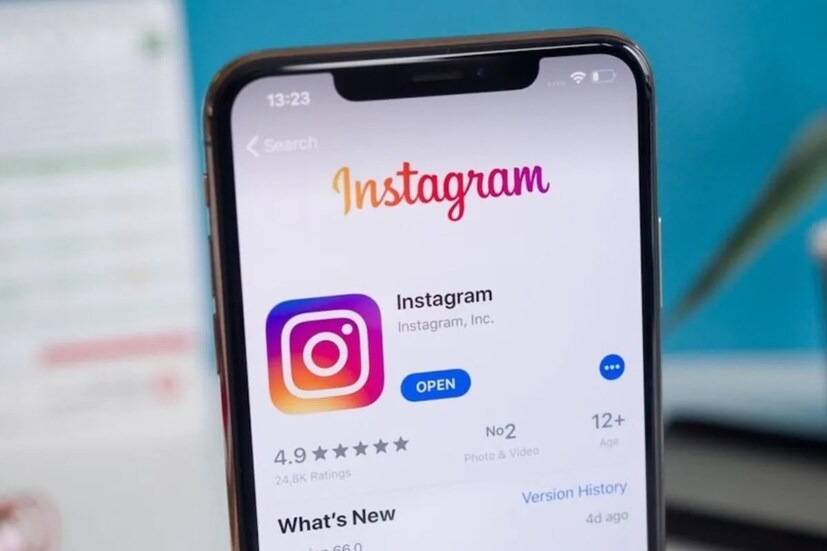 Airplane Mode-এর ব্যবহার:  গোপনে Instagram স্টোরি দেখার জন্য অন্যতম দুর্দান্ত উপায় হল Airplane Mode-এর ব্যবহার। এর জন্য প্রথমে নিজের ফোনে Instagram খুলতে হবে। এরপর স্টোরি লোড হওয়ার জন্য অপেক্ষা করতে হবে। আর স্টোরি হল অ্যাপের একেবারে উপরের দিকে থাকা ছোট ছোট বৃত্ত। এবার নিজের ডিভাইসে Airplane Mode অন করতে হবে। এই মোডের ফলে ইন্টারনেট বন্ধ হয়ে যায় ফোনে।  