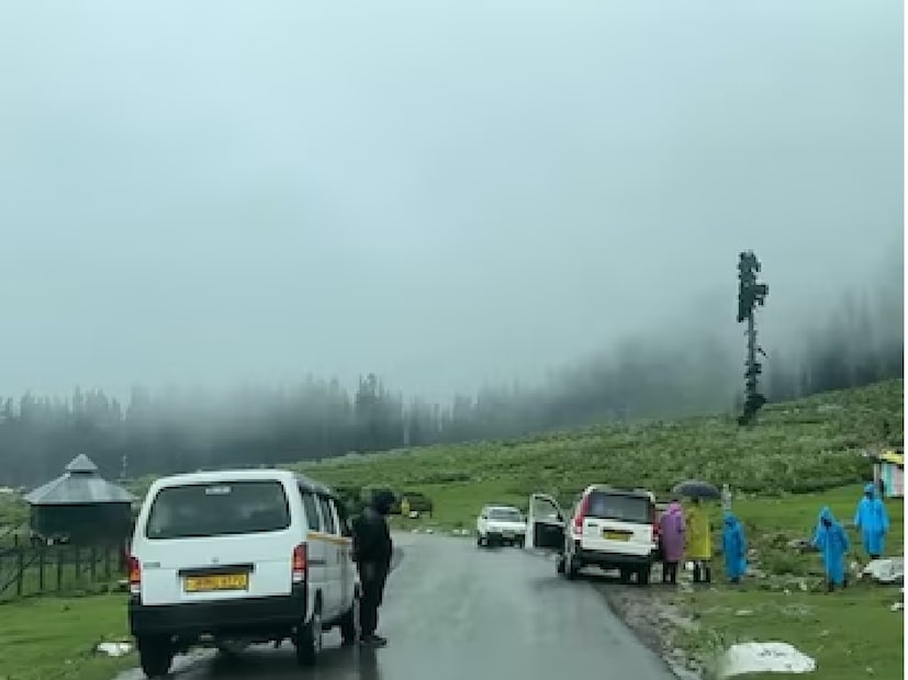 আবহাওয়া দফতরের তরফে জানানো হয়েছে, জম্মু ও কাশ্মীর, লাদাখ ও উত্তরাখণ্ডে হালকা বৃষ্টি হতে পারে। হিমাচল প্রদেশে ১৭ জানুয়ারি হালকা থেকে মাঝারি বৃষ্টি হতে পারে।
