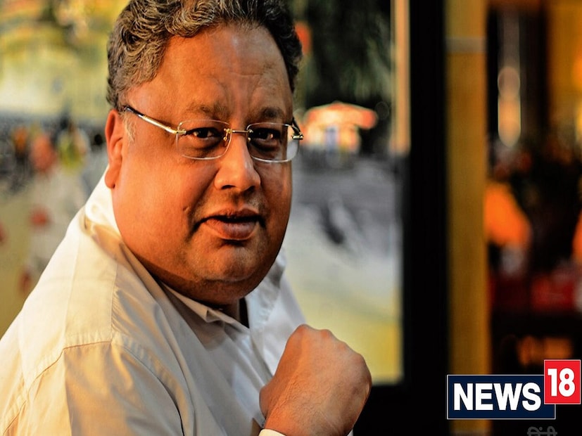 রাকেশ ঝুনঝুনওয়ালা যাতে হাত দিয়েছেন তাতেই সোনা ফলিয়েছেন। ক্রিপ্টোকারেন্সিকে খুব একটা সুনজরে দেখতেন না। বলতেন, “যা একদিন ২ শতাংশ আর অন্যদিন ১০ শতাংশ হয়, তাতে আমার বিশ্বাস নেই।“ক্রিপ্টোকারেন্সিকে সাট্টাবাজি মনে করতেন রাকেশ। বিনিয়োগকারীদের সতর্ক করে বলেছিলেন, “ডলার এক শতাংশ বাড়লে খবর হয়ে যায়। বিটকয়েন প্রতিদিন ১০-১৫ শতাংশ ওঠানামা করে। পুরো সাট্টার মতো। এখানে টাকা বিনিয়োগ করা উচিত নয়।’’ একদিন ক্রিপ্টোকারেন্সির বাজার ধ্বসে যাবে বলেও ভবিষ্যদ্বাণী করেছিলেন তিনি। আজ তাঁর বক্তব্য সঠিক বলে মনে হচ্ছে অনেকেরই। 