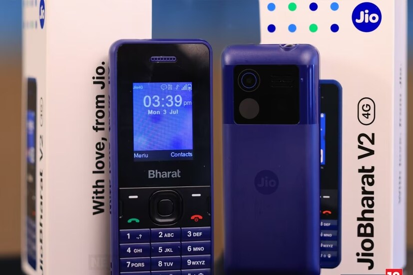 JioBharat K1 Karbonn এবং JioBharat V2-তে রয়েছে ১.৭৭ ইঞ্চি কালার স্ক্রিন। রয়েছে microSD কার্ড স্লটও। ফলে স্টোরেজ ১২৮ জিবি পর্যন্ত এক্সপ্যান্ড করা সম্ভব। দুটি ফোনেই রয়েছে ১০০০ mAh ব্যাটারি। শুধু তা-ই নয়, রয়েছে ডিজিটাল রিয়ার ক্যামেরাও। তবে ৪জি ফিচার ফোনে শুধুমাত্র Jio নেটওয়ার্কই কাজ করে। সেই সঙ্গে এটি ২৩টি ভাষা সাপোর্ট করে। এছাড়া এই ফিচার ফোনে রয়েছে JioCinema এবং JioPay-র মতো অ্যাপও। এর ফলে ব্যবহারকারীরা কিউআর কোড স্ক্যান করে ইউপিআই পেমেন্ট করতে পারবেন। জিও-র বক্তব্য, এই দুই ডিভাইসই কল রেকর্ডিং সাপোর্ট করে।