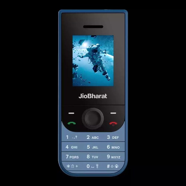 JioTV: ব্যবহারকারীদের ৪৫৫টি লাইভ টিভি চ্যানেলের উপর অ্যাক্সেস থাকবে। যা তাঁদের প্রিয় শো, নিউজ এবং স্পোর্টস সংক্রান্ত বিষয়ে আপডেটেড থাকতে সাহায্য করবে। JioCinema: এটা এমন একটা প্ল্যাটফর্ম, যেখানে প্রচুর মুভি, ভিডিও এবং স্পোর্টস কন্টেন্ট দেখতে পাবেন গ্রাহকরা।