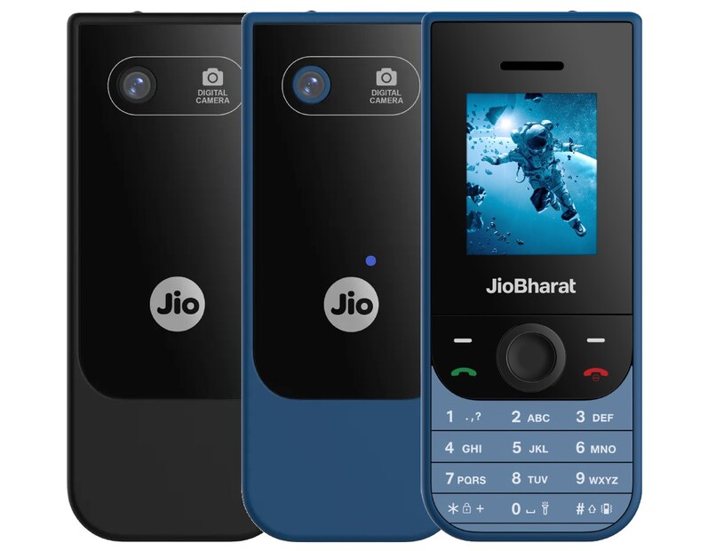 মূল্য এবং কোথায় পাওয়া যাচ্ছে: JioBharat সিরিজের মূল চমকপ্রদ বিষয় হল - এর দাম। V3 এবং V4-এর দাম মাত্র ১০৯৯ টাকা। উভয় ডিভাইসেই মিলবে ১২৩ টাকার মাসিক রিচার্জ প্ল্যান। এর মধ্যে অন্যতম হল আনলিমিটেড ভয়েস কল এবং ১৪ জিবি ডেটা। JioBharat প্রায় ৪০ শতাংশের কাছাকাছি সেভিংসের সুযোগ দিচ্ছে। খুব শীঘ্রই সমস্ত রিটেল আউটলেটে পাওয়া যাবে JioBharat V3 এবং V4। সেই সঙ্গে JioMart এবং Amazon-এ অনলাইনেও এই দুই ফোন কিনতে পারবেন ব্যবহারকারীরা।