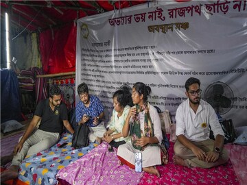 ৩৬ ঘণ্টা পার জুনিয়র ডাক্তারদের 'আমরণ অনশন'! স্বচ্ছতা বজায় রাখতে লাইভ স্ট্রিমিং