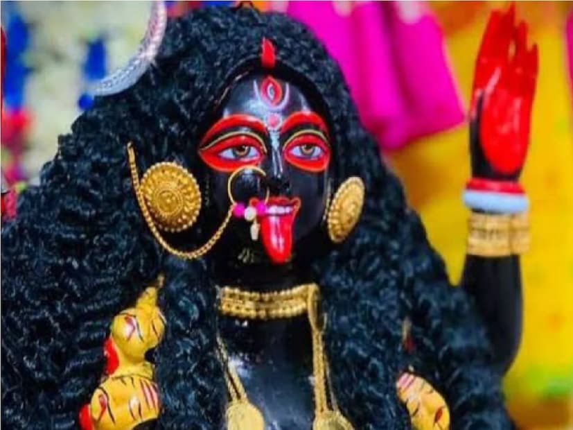 *কার্ত্তিক মাসের অমাবস্যা তিথিতে কালীপুজো হয়। পঞ্জিকা মতে নিশিতা কালে এই পুজো হয়। এ বছর কার্ত্তিক অমাবস্যা আজ ৩১ অক্টোবর (১৪ কার্তিক), বৃহস্পতিবার। অমাবস্যা তিথি - ৩১ অক্টোবর, ঘ ৩/৭/৪২ থেকে ১ নভেম্বর সন্ধ্যা ৫/৮/৭ মিনিট পর্যন্ত অমাবস্যা তিথি থাকবে। 