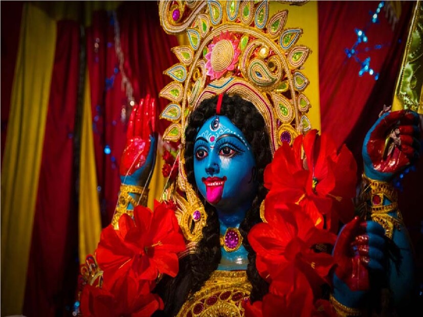 *বাঙালিদের মধ্যে খুব একটা প্রচলিত না হলেও কালীপুজোর পরের দিনটি অনেক জায়গায় গোবর্ধন পুজো হিসেবে পালিত হয়। এই দিনেই শ্রীকৃষ্ণ গোকূলবাসীকে রক্ষা করতে গিরি গোবর্ধন তাঁর আঙুলের ডগায় তুলেছিলেন বলে মনে করা হয়।
