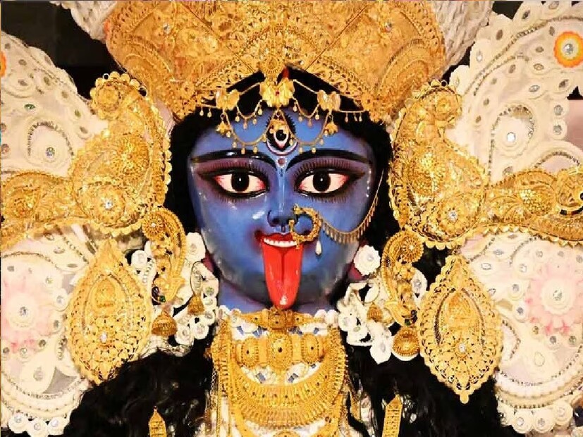 *আজ ৩১ অক্টোবর, বৃহস্পতিবার ৩:৫২ মিনিটে অমাবস্যা তিথি শুরু হবে। পরের দিন অর্থাৎ ১ নভেম্বর শুক্রবার ১২:৪৮ মিনিটে অমাবস্যা ছাড়বে। কালীপুজো মধ্যরাত্রি পর্যন্ত চলে, শুরুও হয় রাতেই, তাই ৩১ অক্টোবর পুজো হবে। কালীপুজোর শুভ মুহূর্ত ৩১ অক্টোবর অর্থাৎ আজ বৃহস্পতিবার ১১:৪৮ মিনিট থেকে ১ নভেম্বর শুক্রবার ১২:৪৮ মিনিট পর্যন্ত। 