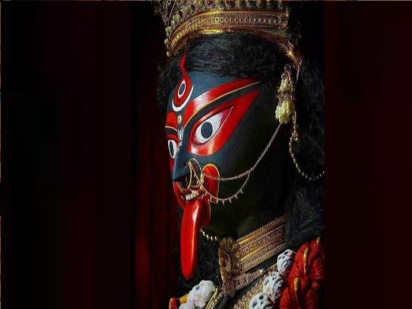 *কালীপুজো এবং দীপাবলির পর পরই বাঙালির ঘরে ঘরে উদযাপিত হয় ভাইফোঁটা৷ আশ্বিন বা কার্তিক মাসের শুক্লাপক্ষের দ্বিতীয়া তিথিতে দাদা বা ভাইয়ের কপালে মঙ্গলতিলক এঁকে শুভকামনা থাকে বোন বা দিদির তরফে৷