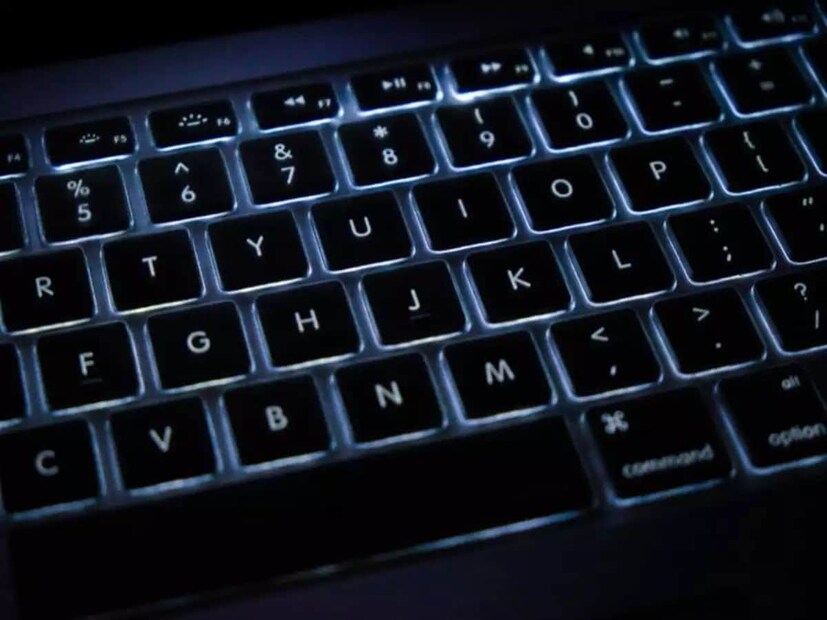 QWERTY কি-বোর্ডর উদ্ভাবন হয়েছিল ১৮৭৩ সালে। এর জনক বলা যায় ক্রিস্টোফার ল্যাথাম শোলসকে। এই লেআউটটি মূলত যান্ত্রিক টাইপরাইটারদের জন্য ডিজাইন করা হয়েছিল এবং টাইপিং গতি কমিয়ে জ্যামিং প্রতিরোধ করাই ছিল এর উদ্দেশ্যে। 