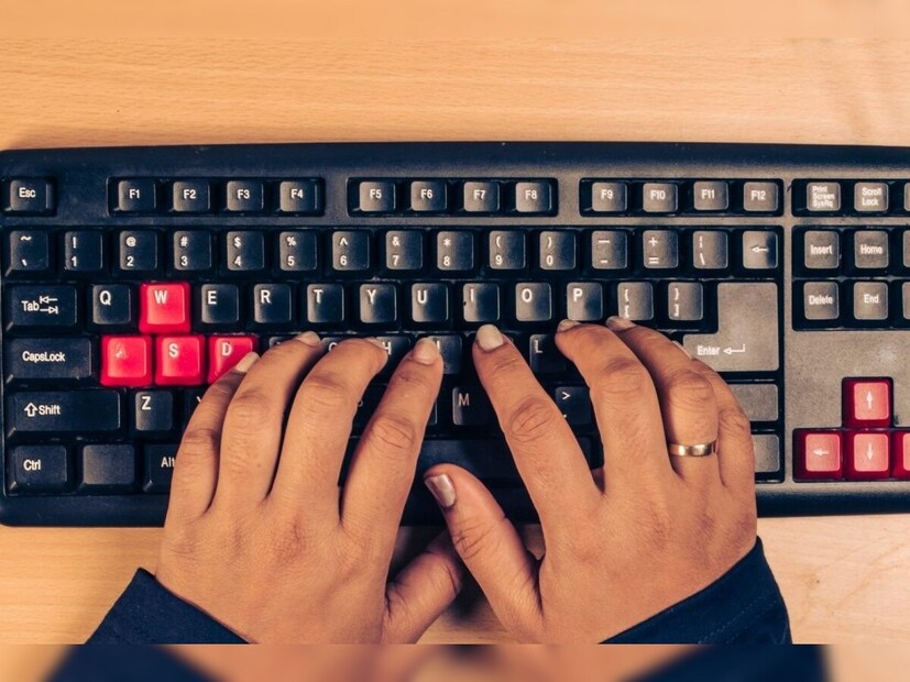QWERTY কি-বোর্ডের চেয়েও বেশি দক্ষ লে-আউট রয়েছে। যাদের কি-বোর্ড ডিজাইনে প্রয়োগ করা হয়েছে। যেমন ডভোরাক এবং কোলেমাক। কিন্তু QWERTY এখনও সর্বাধিক ব্যবহৃত। 