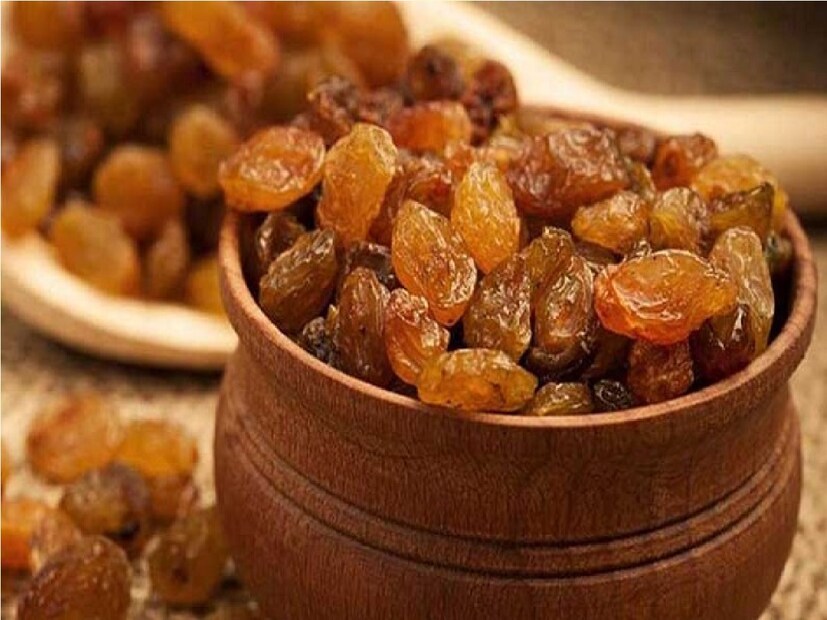 *বালিয়ার সরকারি আয়ুর্বেদিক হাসপাতালের (মেডিসিনে এমডি এবং পিএইচডি) মেডিকেল অফিসার ডা. প্রিয়াঙ্কা সিং বলেন যে, ভেজানো কিসমিসে প্রাকৃতিক চিনি থাকে, যা ক্ষতিকর নয়, তবুও ডায়াবেটিক রোগীদের এটি খাওয়া ঠিক নয়। আয়ুর্বেদ বিশেষজ্ঞের পরামর্শ ছাড়া এটি খাওয়া উপকারের পরিবর্তে ক্ষতিকারক সাব্যস্ত হতে পারে। তাই সাবধান হতে হবে। সংগৃহীত ছবি।