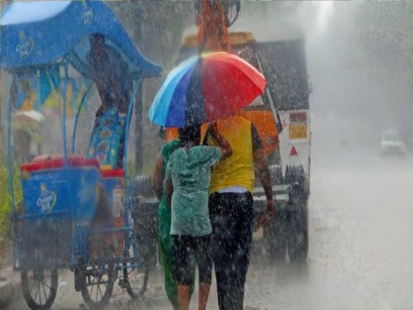*উত্তরবঙ্গের পার্বত্য অঞ্চলের জেলাগুলিতে ভারী বৃষ্টির পূর্বাভাসের কথা জানিয়েছে হাওয়া অফিস। হাওয়া অফিসের রিপোর্ট অনুযায়ী, এই নিম্নচাপের প্রভাবে ভারী বৃষ্টির পূর্বাভাস, পুজোয় দুর্যোগের আশঙ্কা নেই। সংগৃহীত ছবি। 
