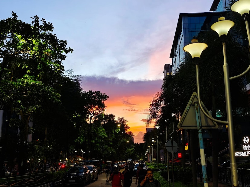 আজ, রবিবার কলকাতায় সর্বনিম্ন তাপমাত্রা ২৭.৭ ডিগ্রি সেলসিয়াস। যা স্বাভাবিকের তুলনায় ২.৯ ডিগ্রি সেলসিয়াস বেশি। গতকাল, শনিবার সর্বোচ্চ তাপমাত্রা ছিল ৩৩.৪ ডিগ্রি সেলসিয়াস। স্বাভাবিকের তুলনায় যা ০.৮ ডিগ্রি সেলসিয়াস বেশি। বাতাসে জলীয় বাষ্পের পরিমাণ ৬২ থেকে ৯২ শতাংশ। আগামী ২৪ ঘণ্টায় তাপমাত্রা থাকবে ২৬ থেকে ৩৩ ডিগ্রি সেলসিয়াসের মধ্যে।