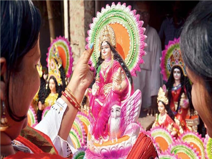 *পূরাণ মতে, কোজাগরী শব্দটি এসেছে 'কো জাগর্তি' থেকে, যার অর্থ 'কে জাগে'। কথিত রয়েছে, এই পূর্ণিমার রাতে দেবী লক্ষ্মী জগৎ পরিক্রমা করেন। তিনি দেখেন, কেউ রাতে জেগে আছেন কিনা। অনেকে আবার বলেন, কোজাগরী পূর্ণিমা রাতে যে জেগে থাকেন এবং পাশাখেলেন, মা লক্ষ্মী তাঁকে সম্পদে ভরিয়ে দেন। সংগৃহীত ছবি। 