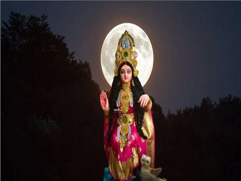 *প্রতি বছর আশ্বিন মাসের পূর্ণিমা তিথিতে পালিত হয় কোজাগরী লক্ষ্মীপুজো। অন্যমতে আবার, এ বছর কোজাগরী পূর্ণিমা পড়েছে আগামী ১৬ অক্টোবর রাত ৮টা ৪৫ মিনিটে আর পূর্ণিমা শেষ হচ্ছে ১৭ অক্টোবর বিকেল ৪টে ৫০ মিনিটে। যাঁরা রাতে পুজো করবেন, তাঁরা ১৬ তারিখ রাতেই পুজো করতে পারেন। কারণ ১৬ তারিখেই হবে রাত্রি জাগরণ। তবে দিনের বেলা পুজো করতে চাইলে ১৭ অক্টোবর পুজো করুন।